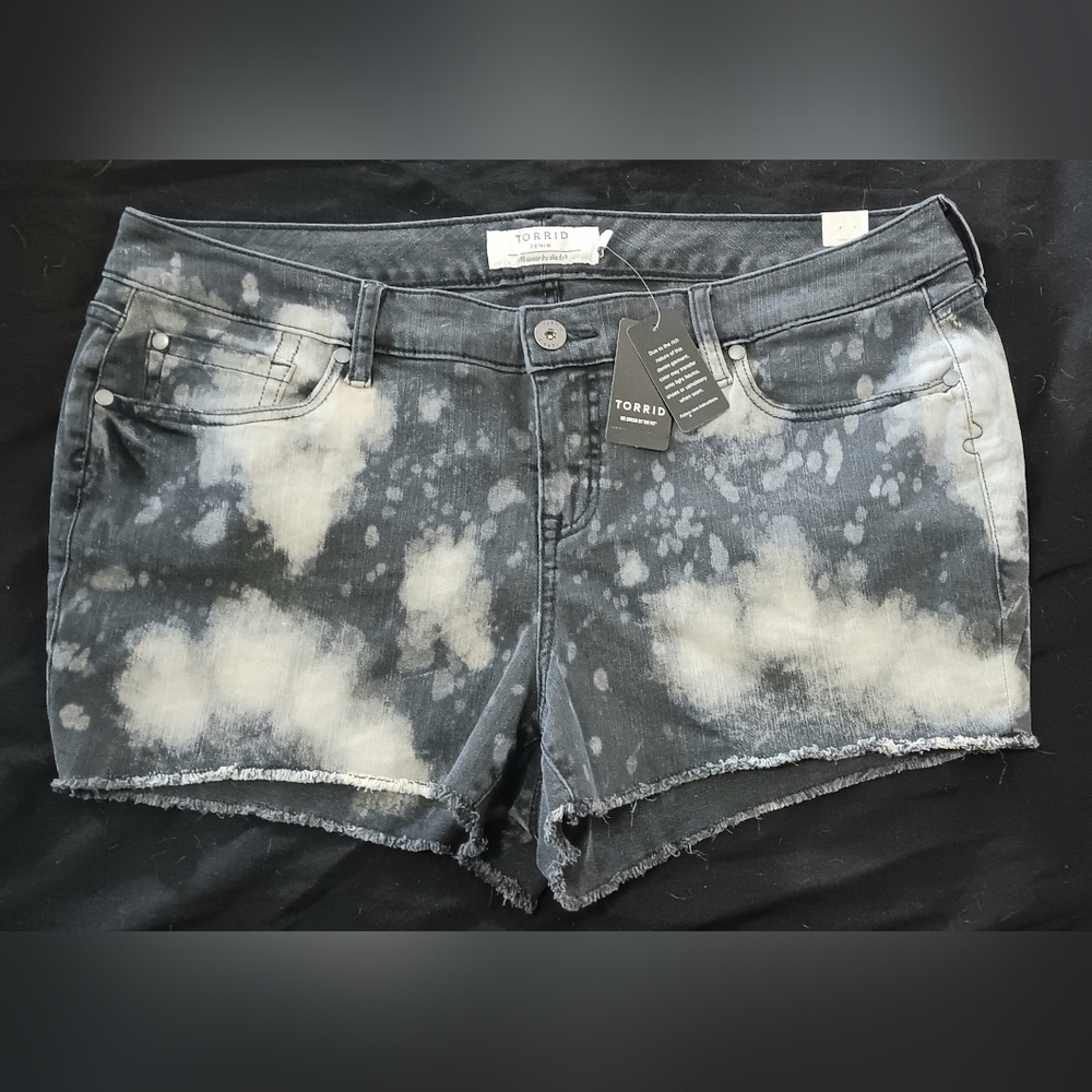 Torrid NWT Bleach Dyed Black Gray Cut-Off 5 Pocket Jean Shorts 18